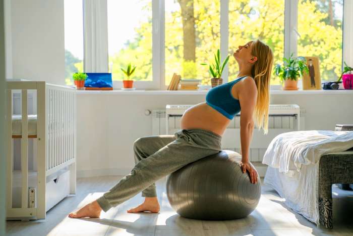 When to Begin Using an Exercise Ball During Pregnancy
